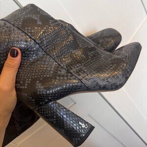 Sam Edelman size 8 snakeskin boots navy blue